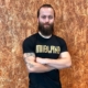 Coach Abert de Midland CrossFit con camiseta oficial