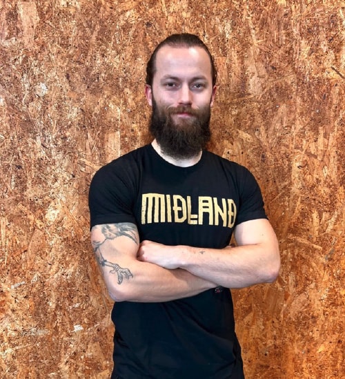 Coach Abert de Midland CrossFit con camiseta oficial