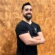 Coach Guillermo de Midland CrossFit con camiseta oficial