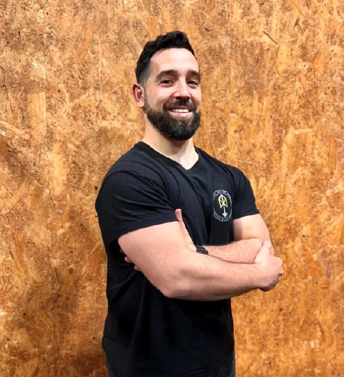 Coach Guillermo de Midland CrossFit con camiseta oficial